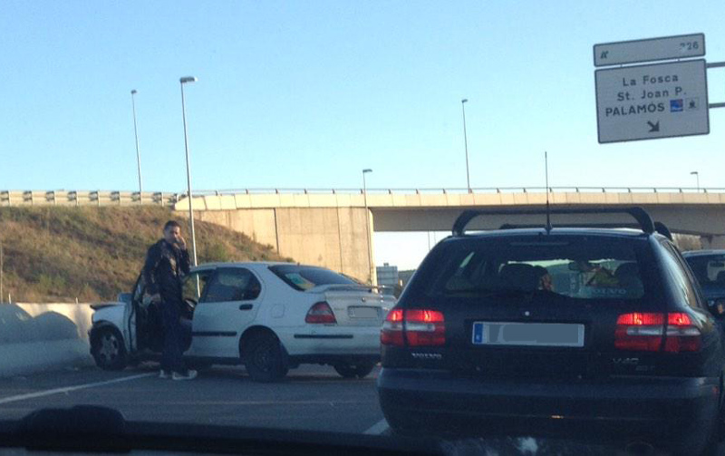 El vehicle accidentat, a l'esquerra. (Foto: Twitter jackieblueblue).