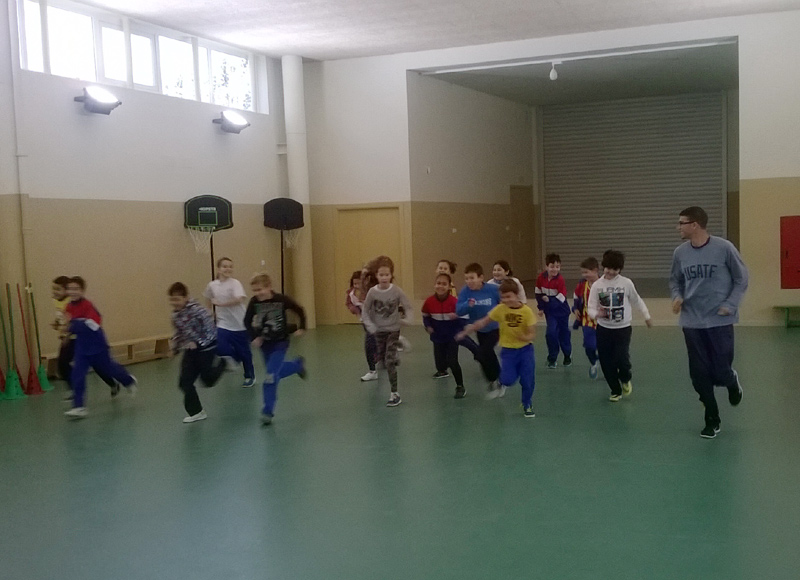 Mechaal, practicant esport amb alumnes de l'escola. (Foto: Escola Vila-romà.)