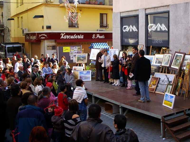 El sorteig de quadres cedits per pintors de la comarca, en la Fira Nadalenca de l'any passat.  (Foto: Ajuntament de Palamós)