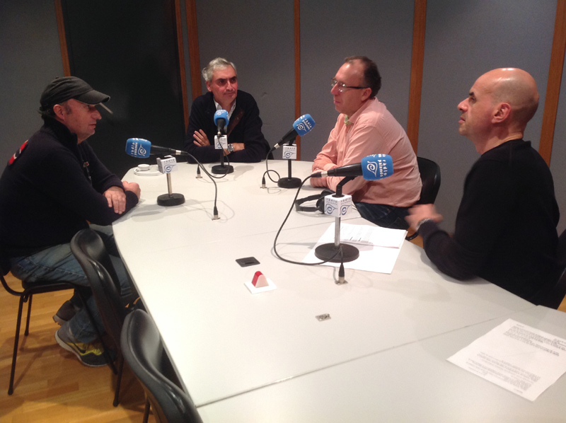 Jordi Pallí, al fons, en l'espai 'La tertúlia'. (Foto: Ràdio Palamós).