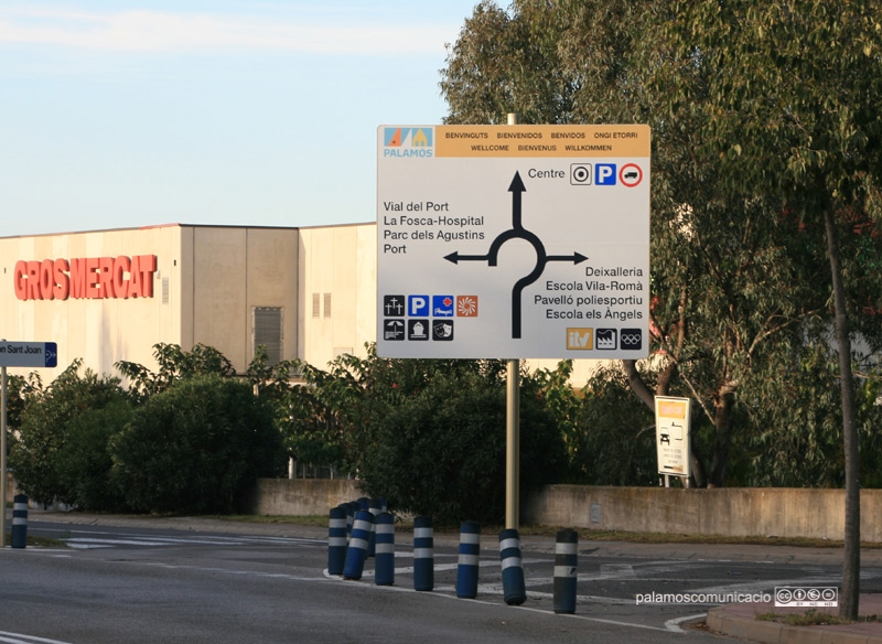 Un dels nous cartells de senyalització, a l'entrada de Palamós per Sant Joan. (Foto: Ajuntament de Palamós).