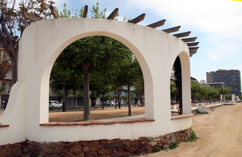Un dels elements del mur del passeig del Mar de Palamós. (Foto: Ràdio Palamós).