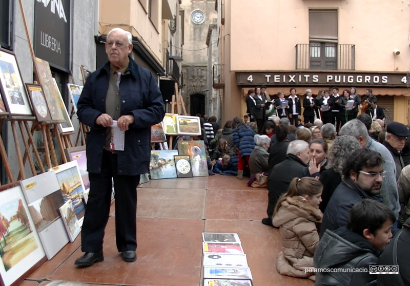 El president d'honor de Fira Nadalenca, Antoni Romero, amb els quadres que es van sortejar.