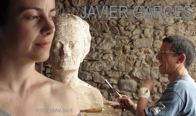 L'artista Javier Garcés, durant el procés de creació de l'escultura. (Foto: Anna Bahí)