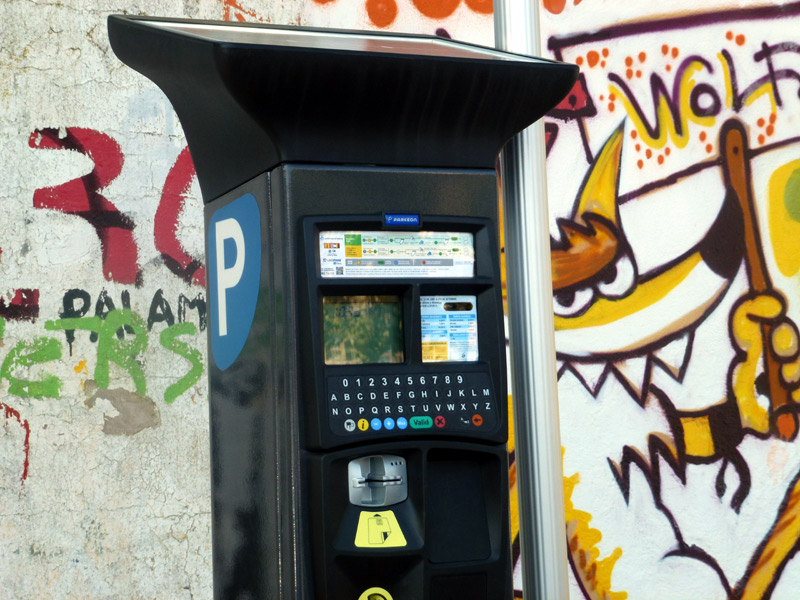 Un expenedor de tiquets d'àrea d'estacionament tarifat a Palamós. (Foto: Ràdio Palamós).