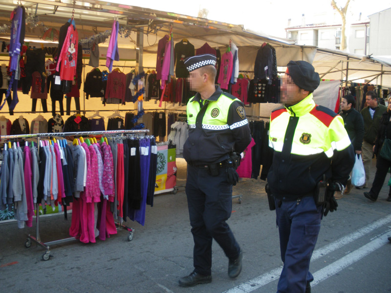 Patrulla conjunta dels Mossos d'Esquadra i la Policia Local al mercat, en una imatge d'arxiu. (Foto: Ràdio Palamós).