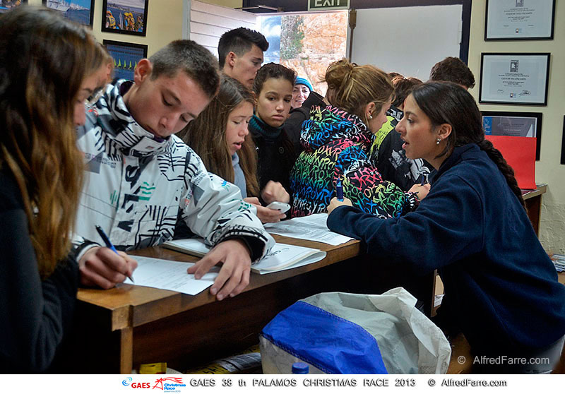 Inscripcions de joves participants en la regata, l'any passat. (Foto: Alfred Farré)
