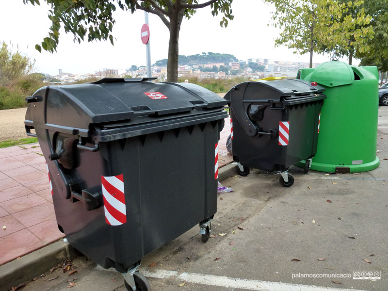 Desplegament de nous contenidors d'escombraries a Palamós.