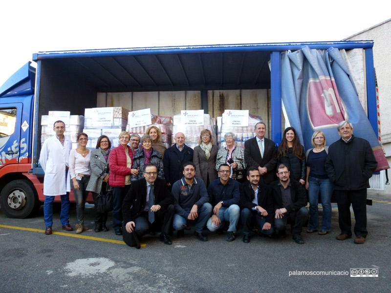 Acte de donació d'aliments, aquest matí a l'hospital de Palamós. (Foto: Ràdio Palamós)