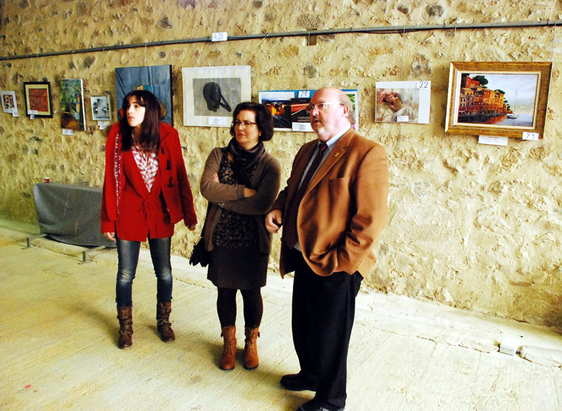 Mireia Gómez, a l'esquerra, impulsa activitats com la subhasta de quadres de demà per la lluita contra l'Atàxia de Friedrich. (Foto: Ajuntament de Cal