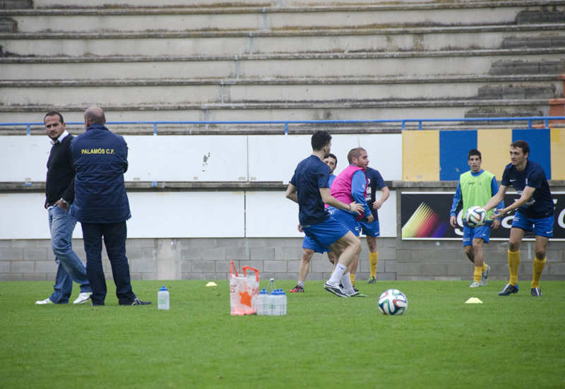 Els jugadors del Palamós, durant un entrenament. (Foto: Olga Grassot)