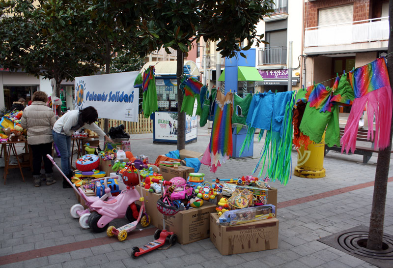 Mercat de la joguina solidària, dissabte passat. (Foto: Lluis Pérez-Cáritas).