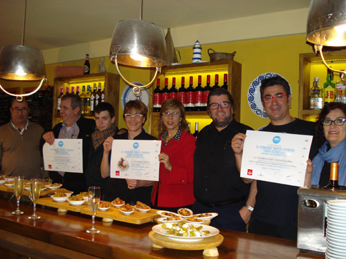 Els guanyadors i les dues tavernes finalistes del concurs 'Tapa Estrella'. (Foto: Ajuntament de Palamós)