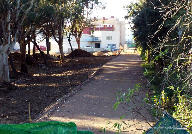 Tram del carrer nou obert amb les obres del supermercat Aldi, al costat de la riera Aubi