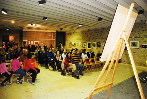 Un centenar de persones van assistir a la subhasta d'obres d'art. (Foto: Ajuntament de Calonge.)