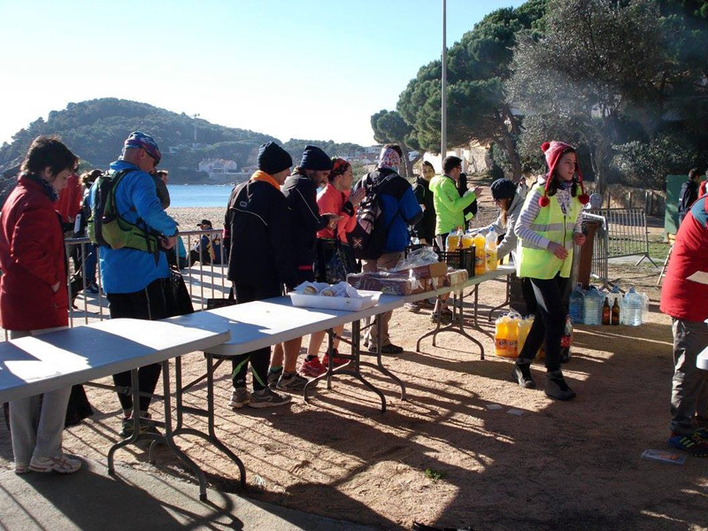 Participants de la Marxa dels Nassos que es va celebrar ahir. (Foto: Club de Rem Palamós)