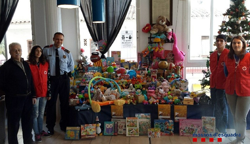 Entrega de joguines al Centre Avenir Fanalenc de Platja d'Aro. (Foto: Mossos d'Esquadra)