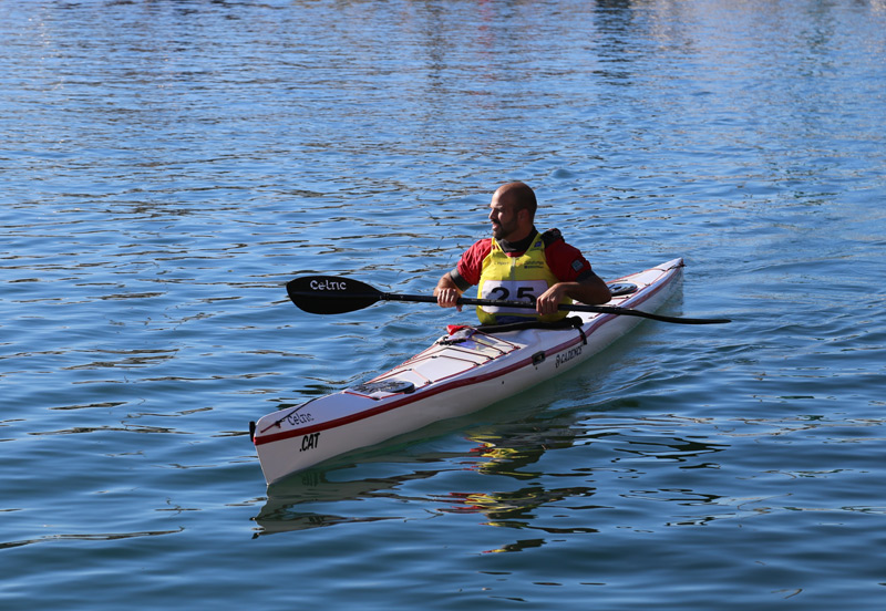 Marc Martin, a l'arribada amb el seu caiac. (Foto: kayakpalamos.com)
