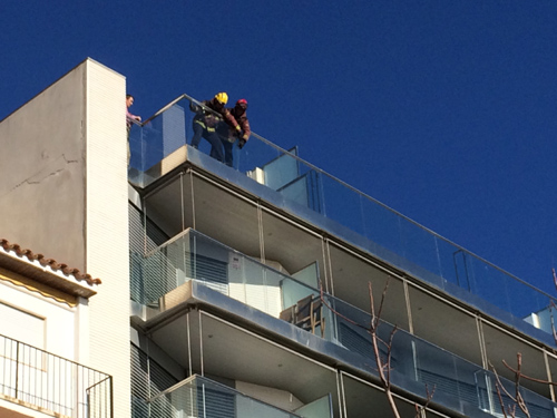 Bombers arreglant la peça de vidre de la balconada. (Foto: Josep Lois)
