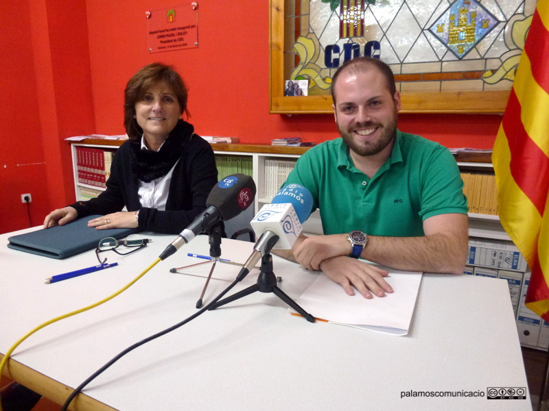 Marta Gay i Raimon Trujillo, en la roda de premsa d'aquest matí al local de CDC Palamós. (Foto: Ràdio Palamós)