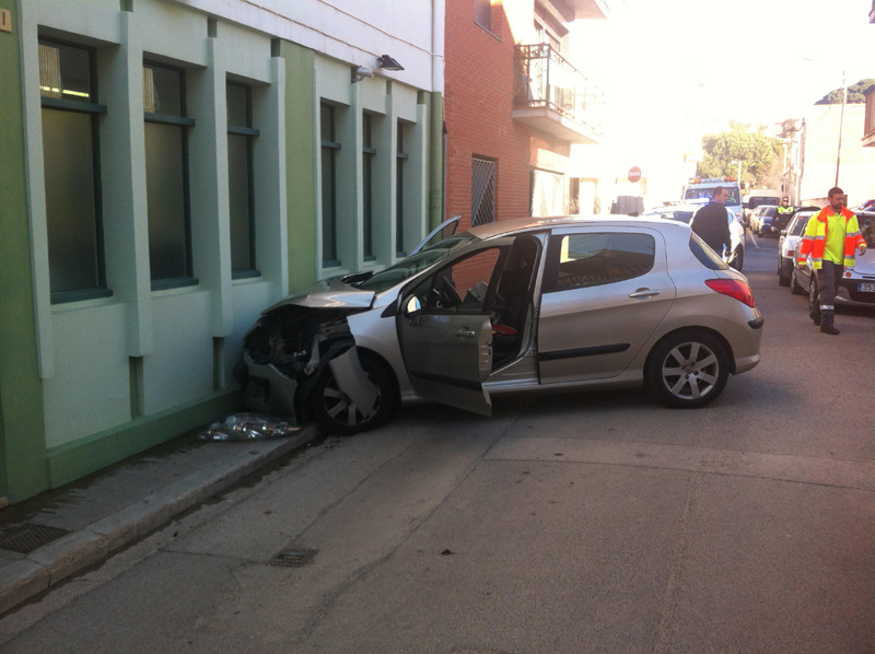 Imatge del cotxe després de produir-se l'accident. (Foto: Abel Espinosa)