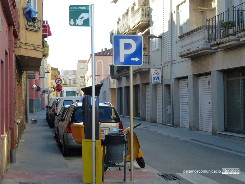 Zona verda al carrer de Muntaner. (Foto: Ràdio Palamós)
