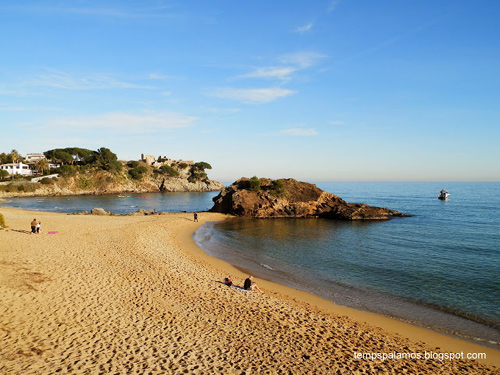 Ambient assoleiat, mar plana i gent a la platja el passat dissabte 3 de gener a La Fosca. (Foto: tempspalamos.blogspot.com)