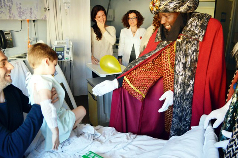 Moment de la visita dels Reis d'Orient a la planta infantil de l'Hospital. Foto : SSIBE