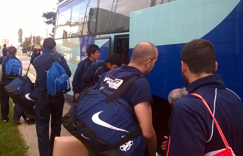 Els jugadors del Palamós en un desplaçament. (Foto: Ramon Ribas)