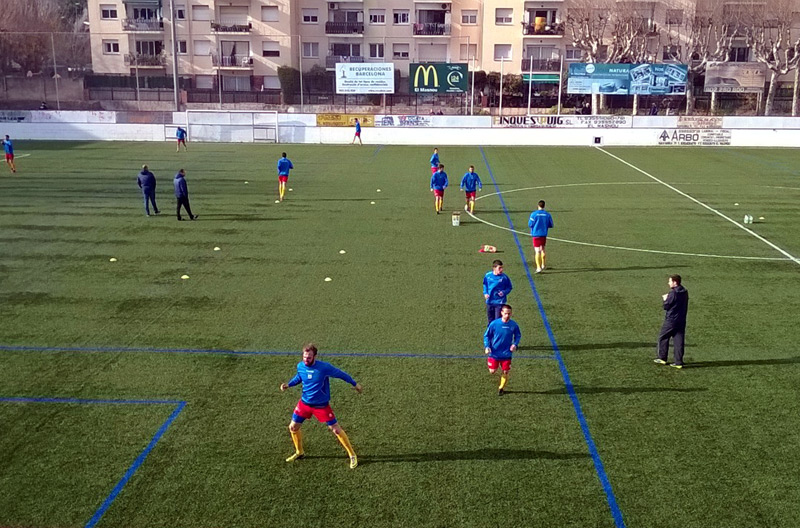 Escalfament del Palamós Club de Futbol al camp del Masnou. (Foto: Ramon Ribas).