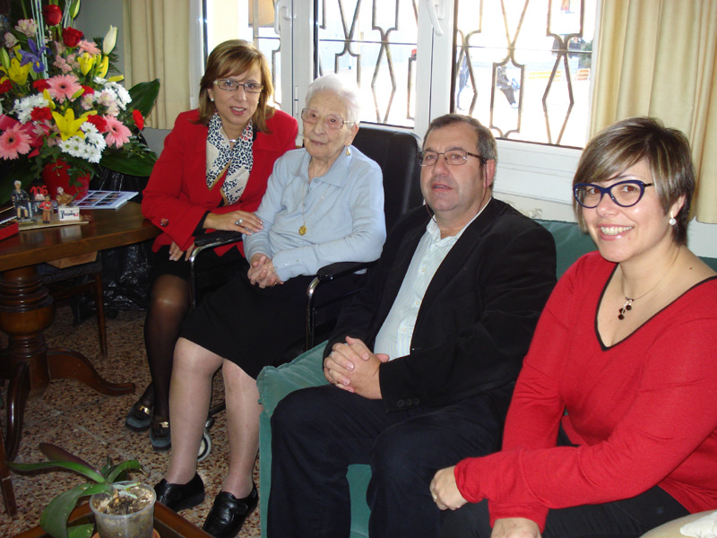 Dolors Moret acompanyada de les autoritats que la van anar a felicitar. (Foto: Ajuntament de Palamós).