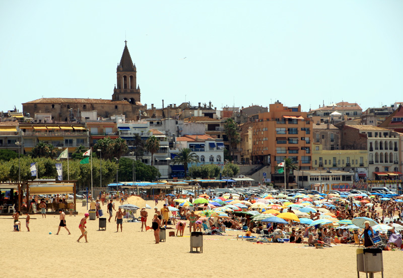 La platja Gran de Palamós en plena temporada turística. (Foto: Ràdio Palamós).