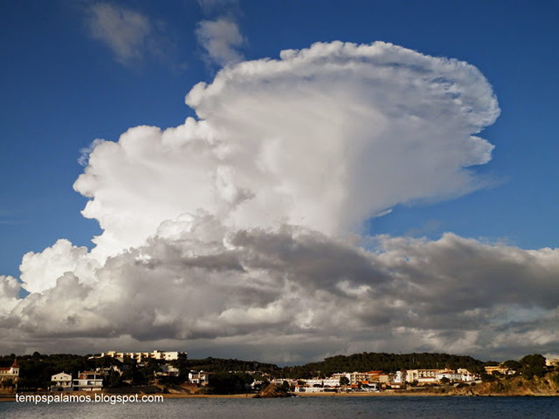 Núvols a la platja de La Fosca. (Foto: tempspalamos.blogspot.com