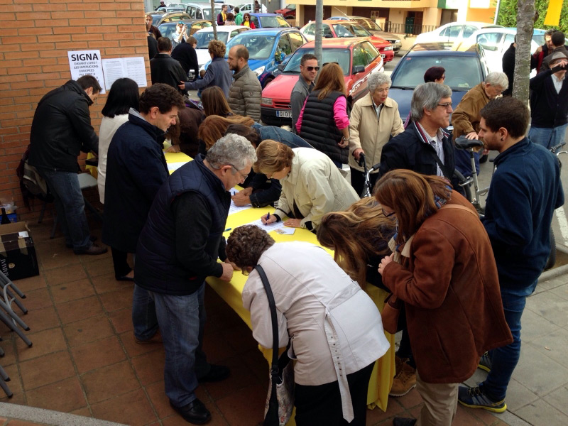Recollida de firmes el 9N a Palamós. (Foto: ANC).