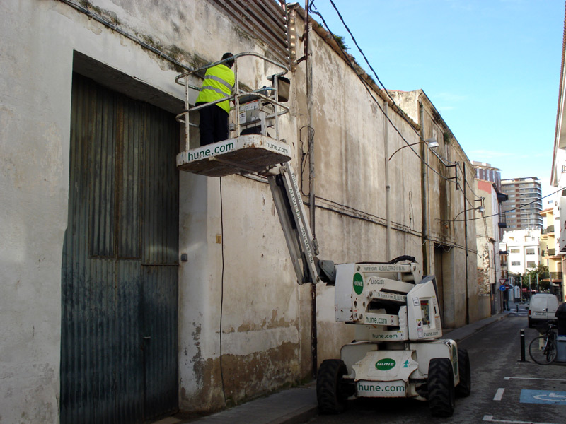 Operaris instal·lant lluminàries al carrer de Salvador Albert i Pey. (Foto: Ràdio Palamós).