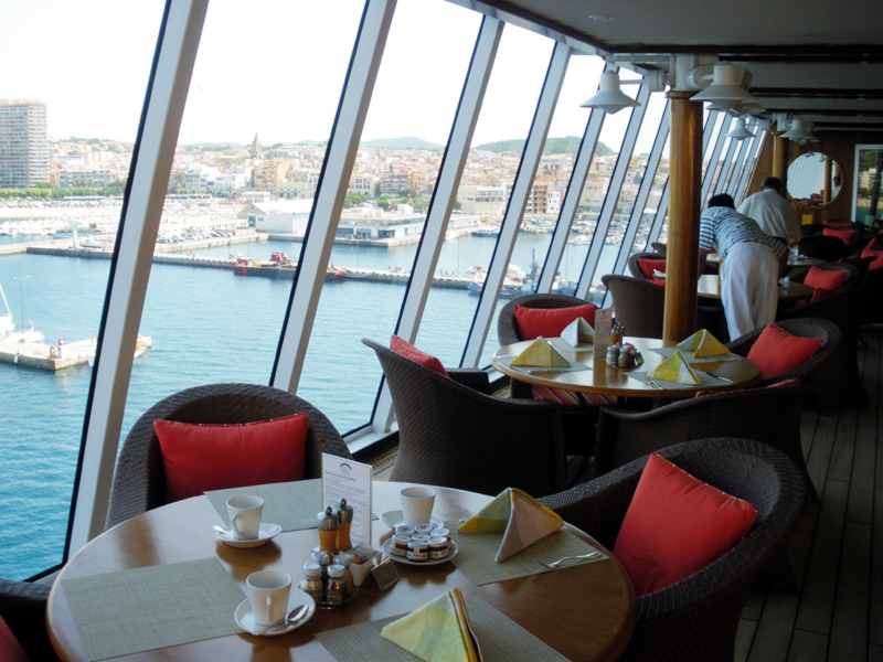 Vista de Palamós des de l'interior del creuer Crystal Serenity. (Foto: Ràdio Palamós)