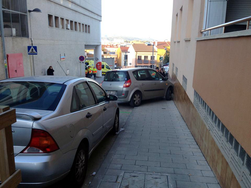Imatge del cotxe sobre la vorera, davant l'hospital. (Foto: José Navarro)