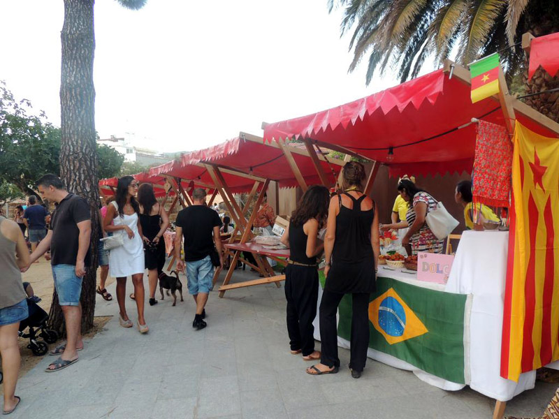 La festa intercultural 'Mengem cultura' va oferir tastos de plats tradicionals de 20 països diferents. (Foto: Ajuntament de Calonge.)