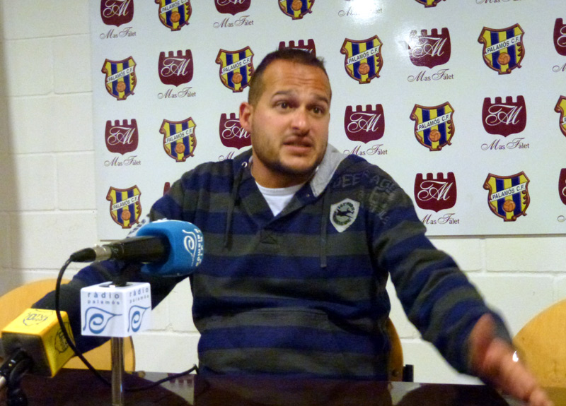 L'entrenador del Palamós, Joan Mármol, està molt satisfet amb el treball dels seus jugadors. (Foto: Ràdio Palamós)