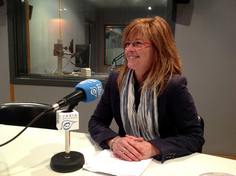 La regidora de CiU, Dolors Cruz, als estudis de Ràdio Palamós.
