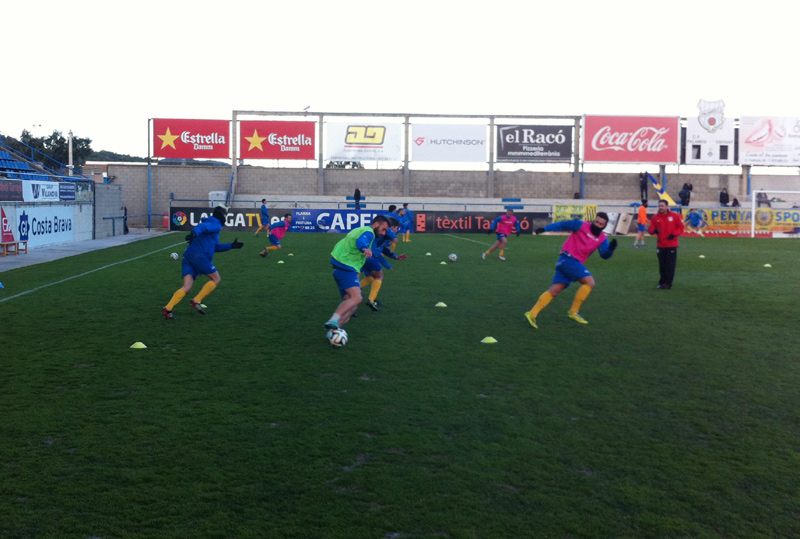 Els jugadors del Palamós, escalfant abans del partit. (Foto: Ramon Ribas)