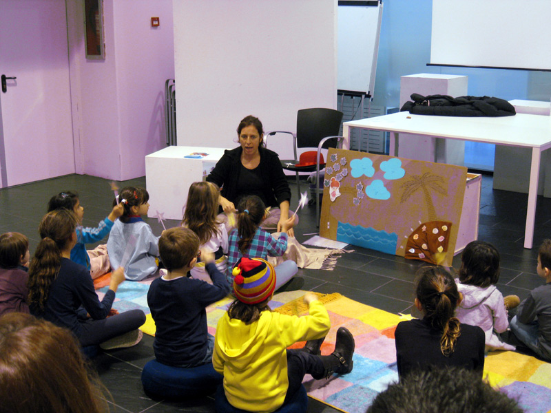 Aquesta activitat familiaritza els nens amb la llengua anglesa. (Foto: Biblioteca Lluís Barceló i Bou)