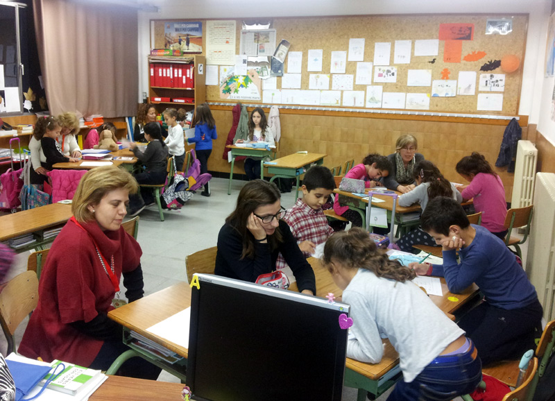 Voluntaris educatius en plena feina. (Foto: Ajuntament de Palamós).