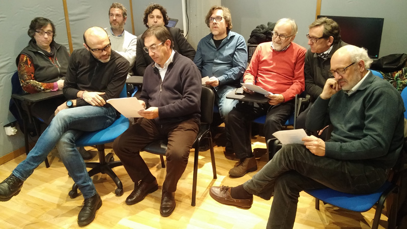 El Consell Administratiu de l'emissora municipal, en una reunió divendres passat.