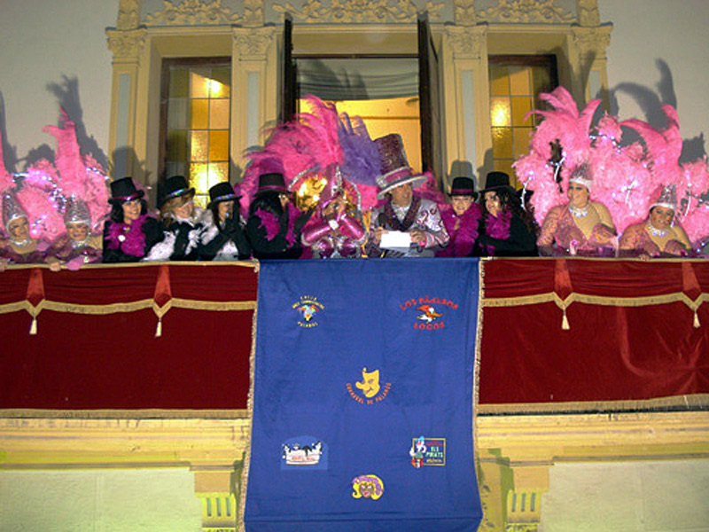 Manaments dels reis del Carnaval al balcó de l'Ajuntament, en una imatge d'arxiu. (Foto: Ràdio Palamós).