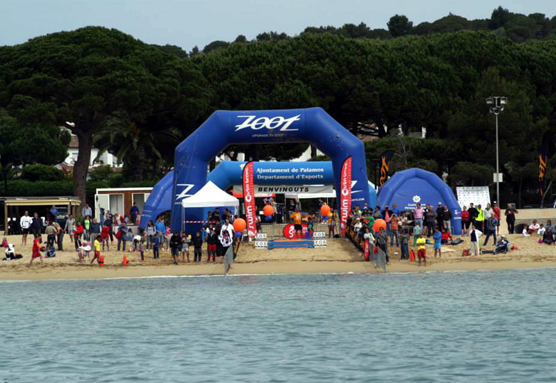 Prova de natació en aigües obertes que es va fer l'any passat a Palamós. (Foto: Oceanman)
