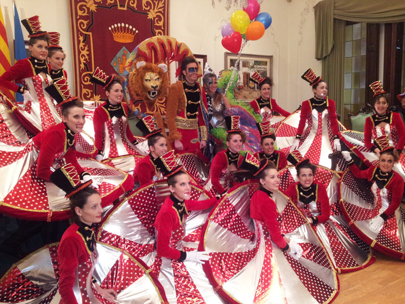 El Rei i la Reina del Carnaval, amb la colla Les Ninfes, ahir a l'Ajuntament. (Foto: Ajuntament de Palamós.)