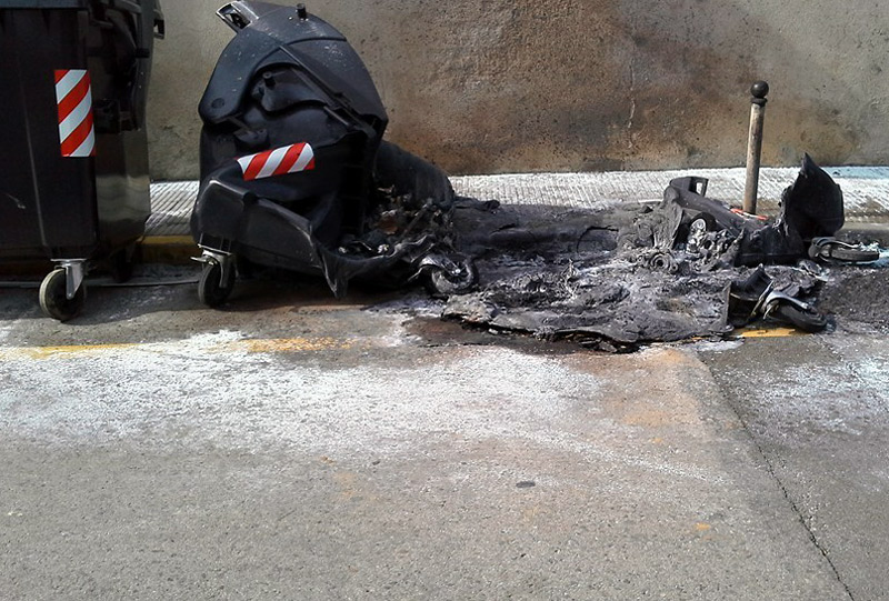 Contenidor cremat, la matinada de diumenge al carrer de Mallorca. (Foto: Mònica Franch.)