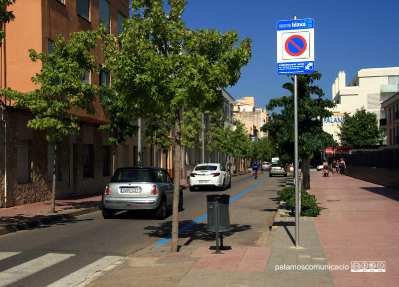 Zona blava d'estacionament al carrer del President Macià. 