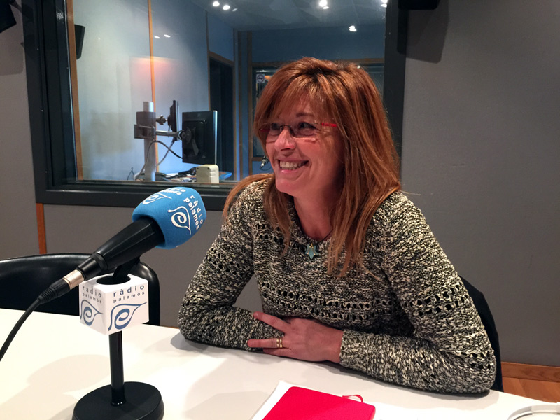 La regidora de CiU, Dolors Cruz, als estudis de Ràdio Palamós.